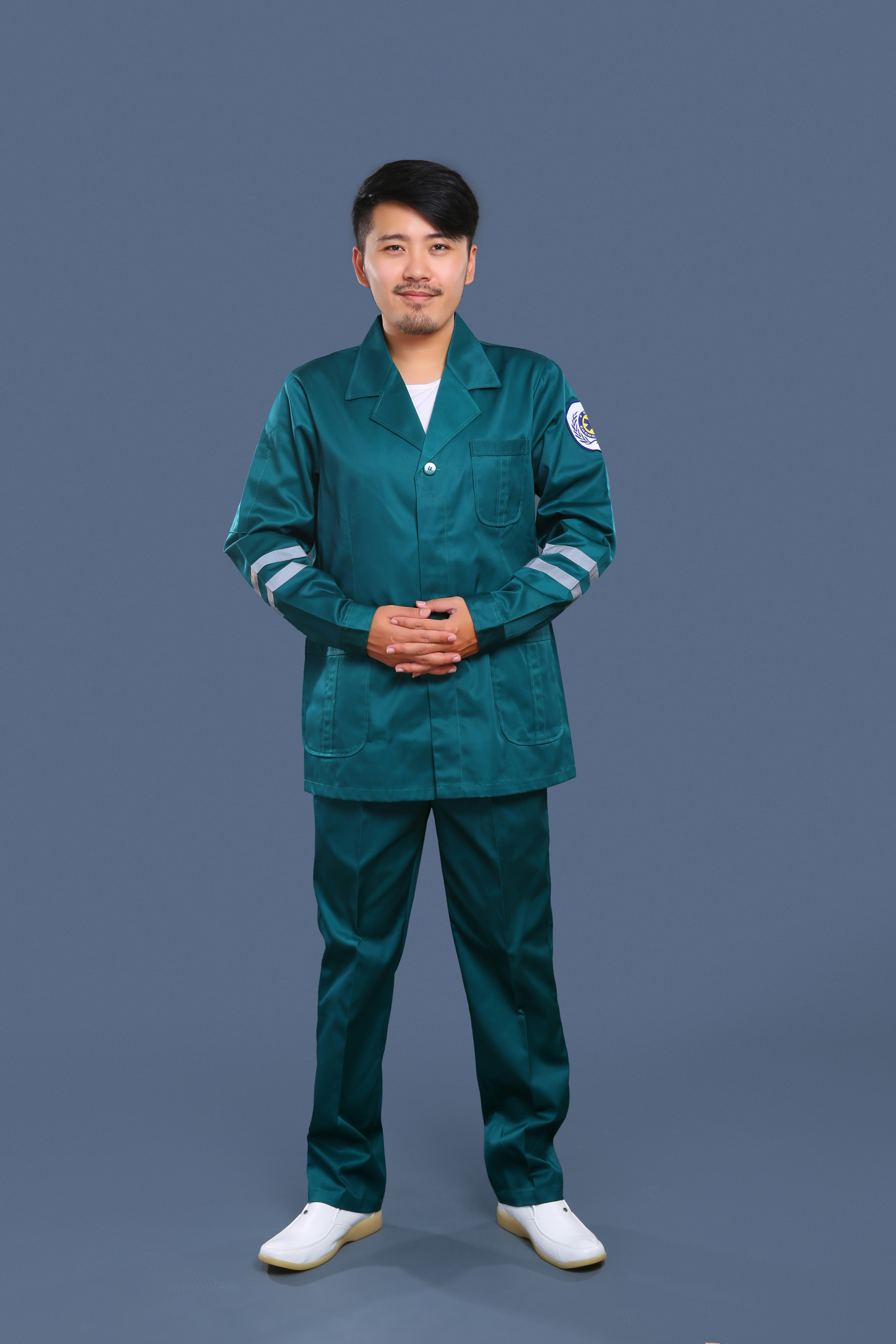 墨綠色急救服