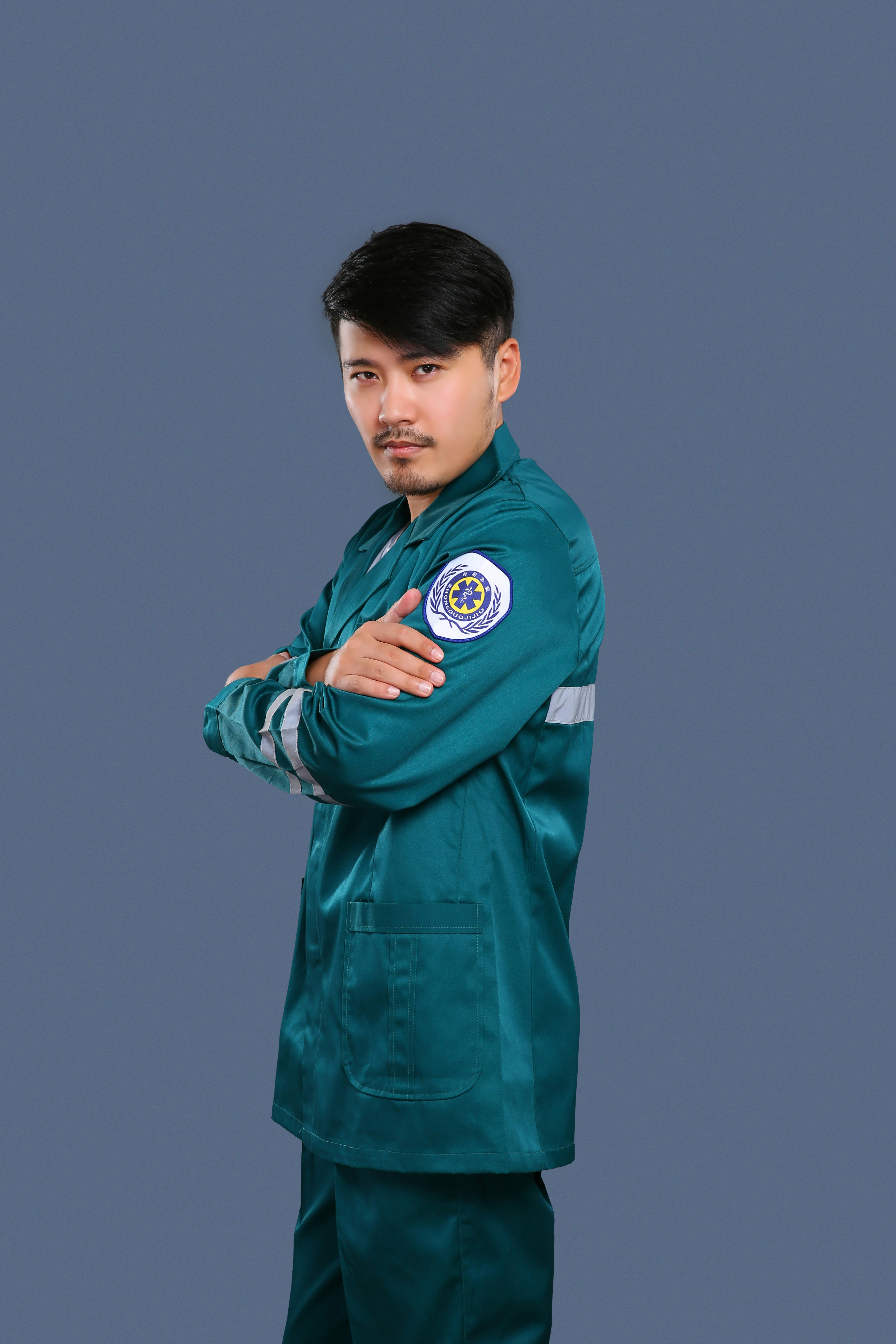 墨綠色急救服正面