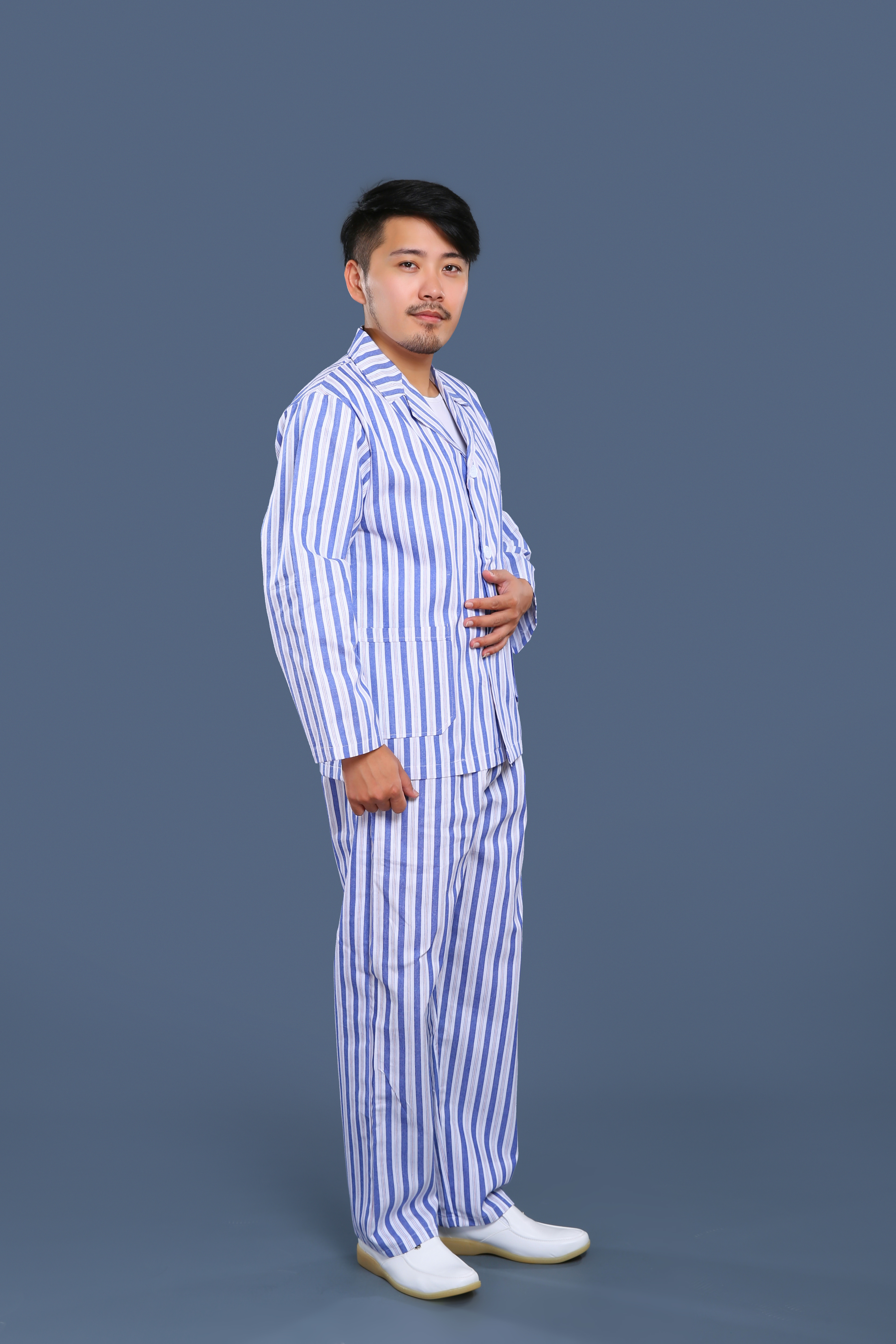 藍(lán)白條紋翻領(lǐng)病號(hào)服正面