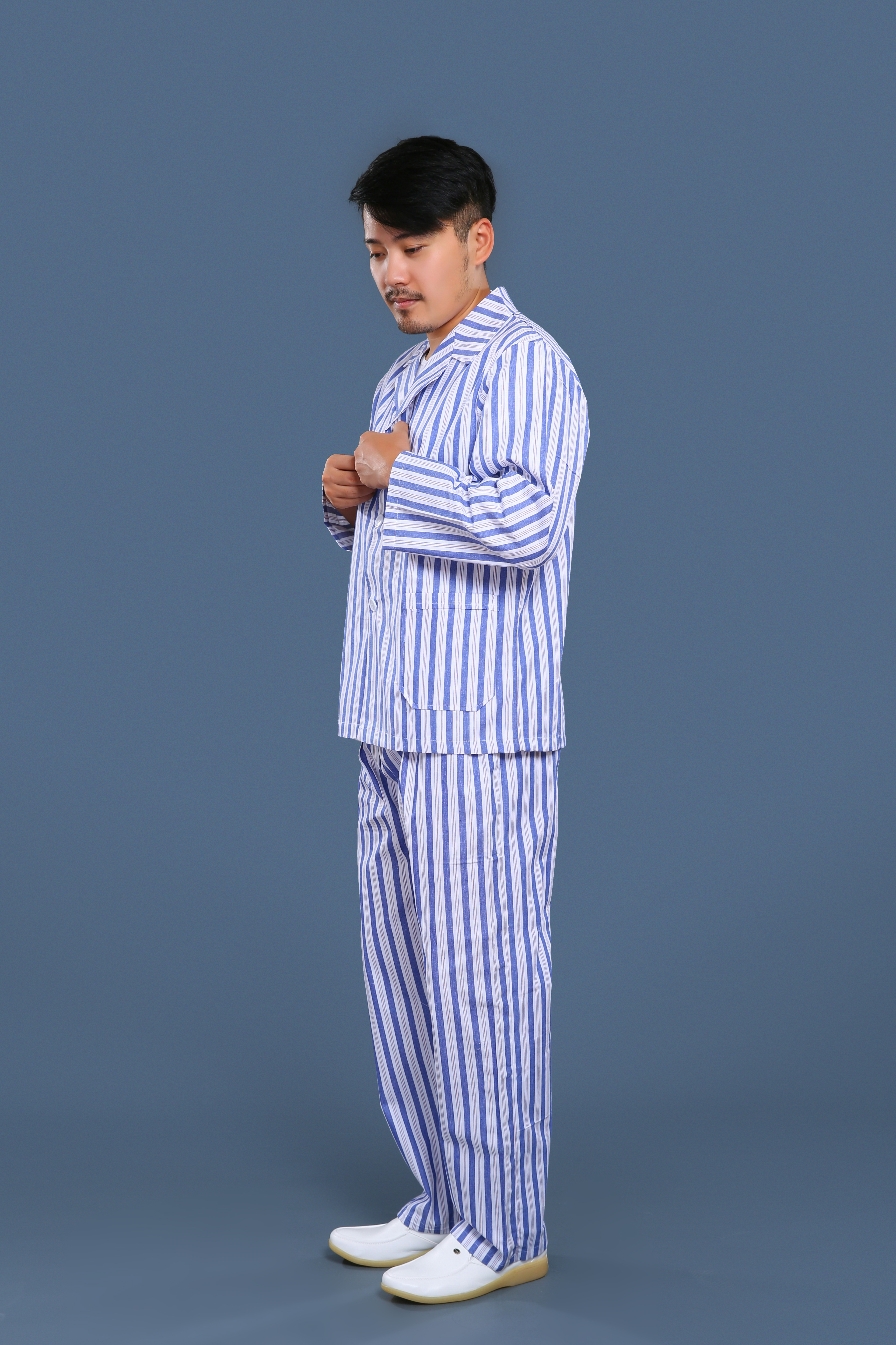 藍(lán)白條紋翻領(lǐng)病號(hào)服側(cè)面