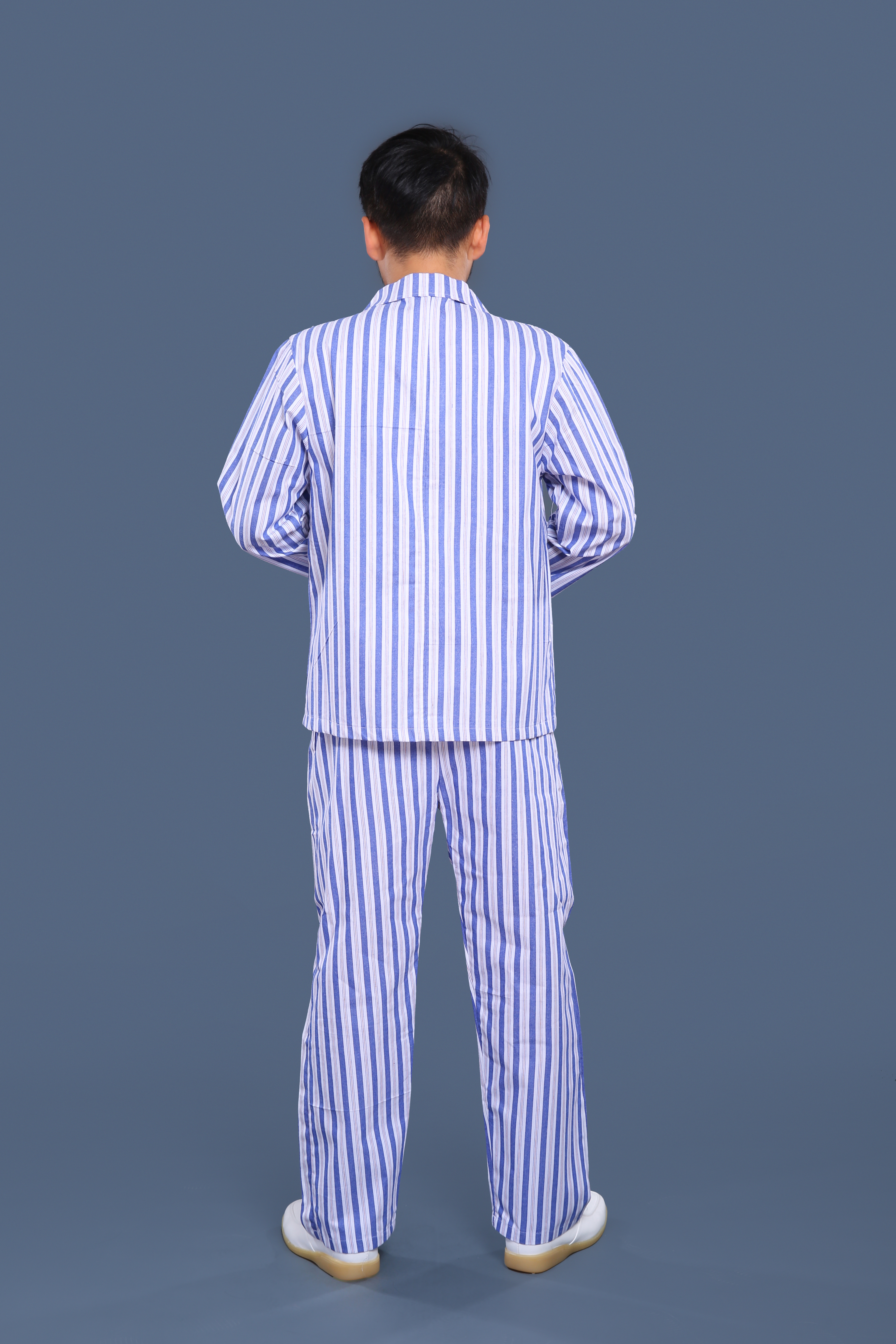 藍(lán)白條紋翻領(lǐng)病號(hào)服背面