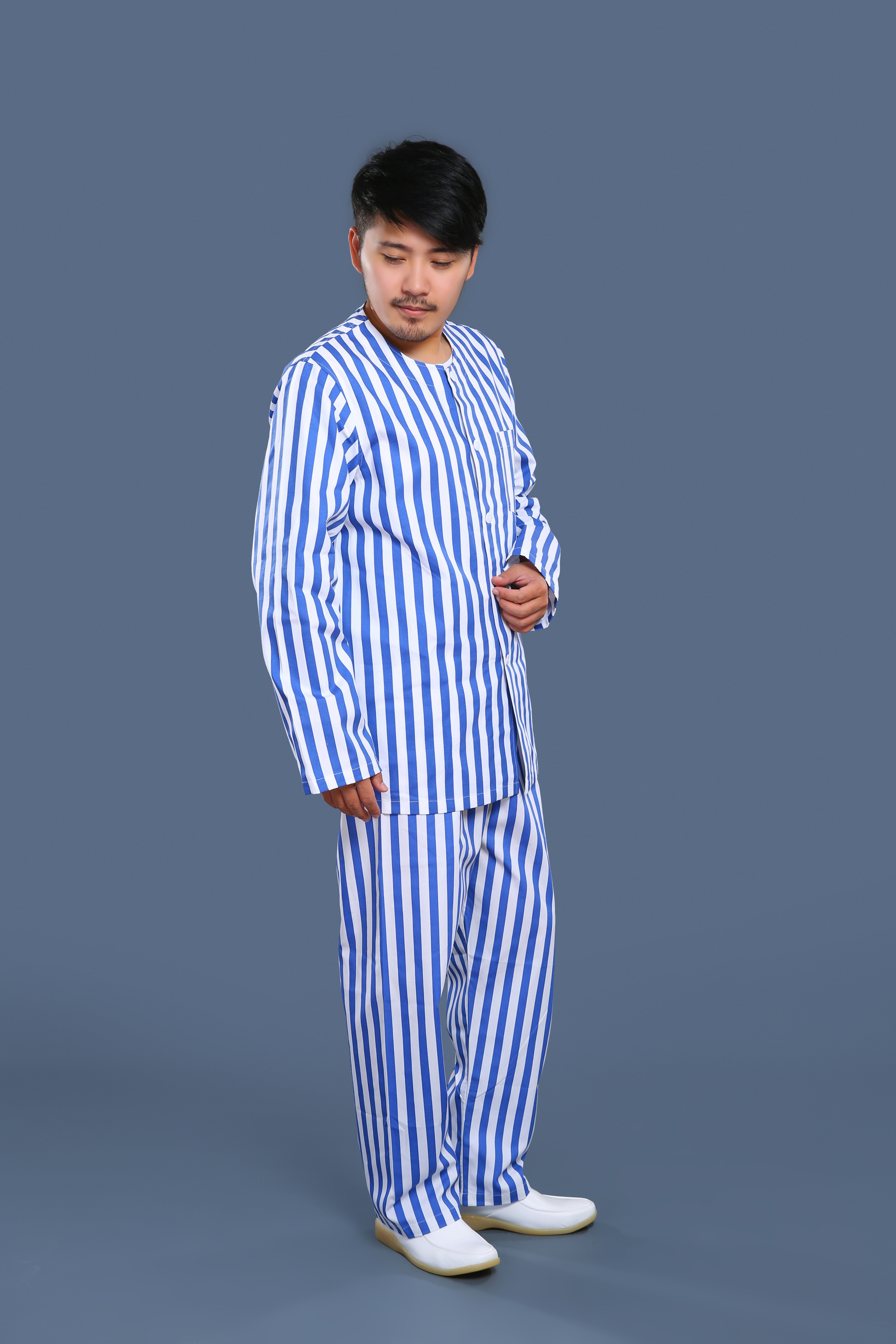 藍(lán)白條紋無領(lǐng)病號(hào)服